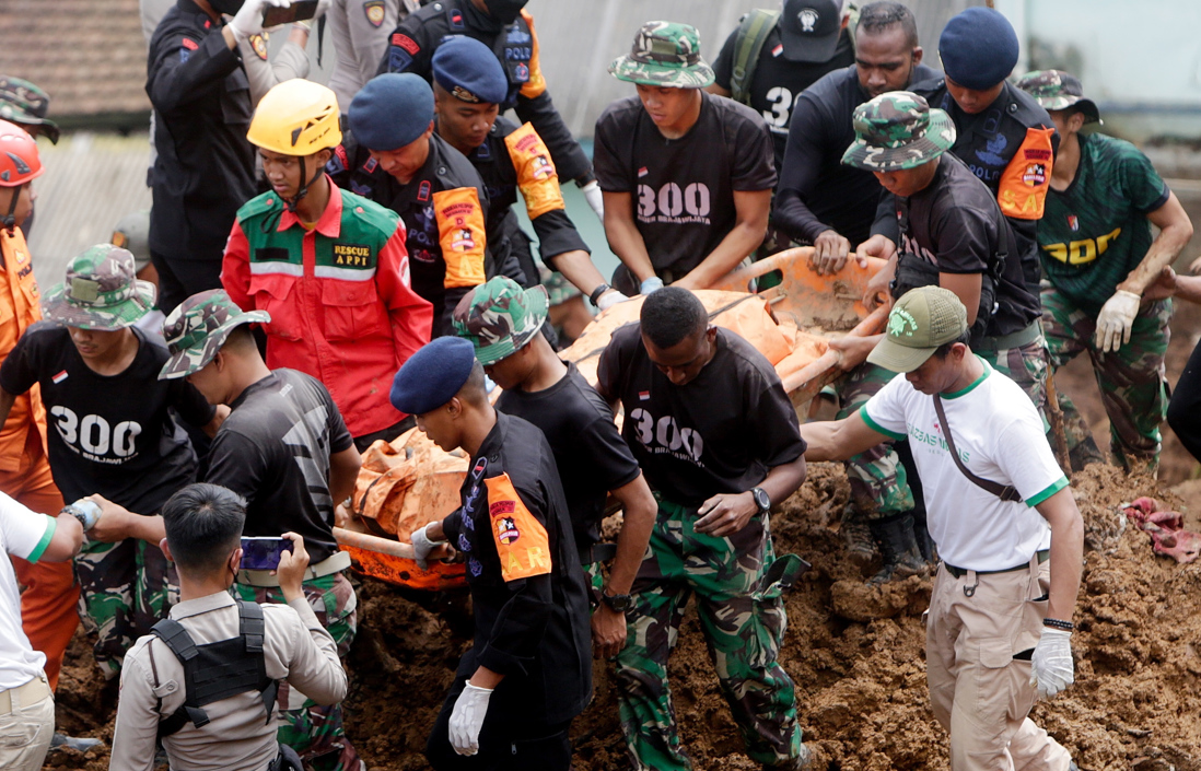 Militares trasladando un cuerpo sin vida tras terremoto en Indonesia. 
