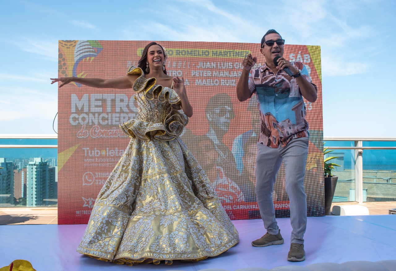 La Reina del Carnaval de Barranquilla, Natalia De Castro González, bailando junto a Checo Acosta.