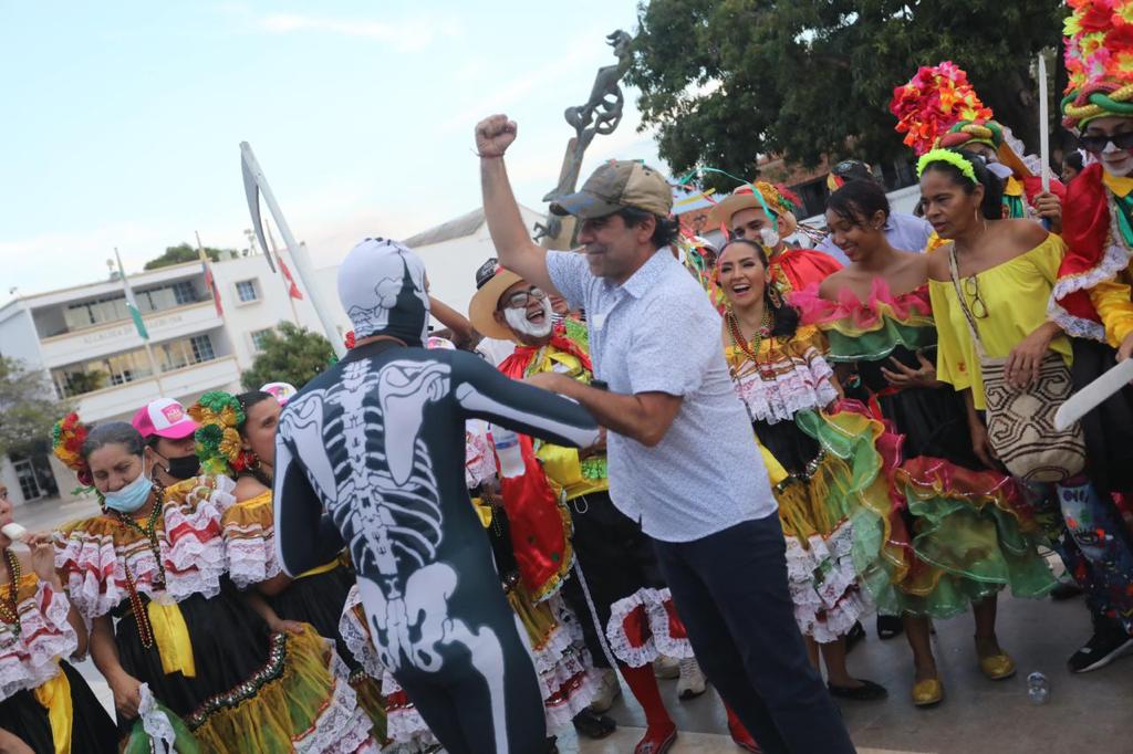 Alex Char estuvo en Valledupar para dialogar con los valduparenses y fue recibido con danzas alusivas al Carnaval de Barranquilla.