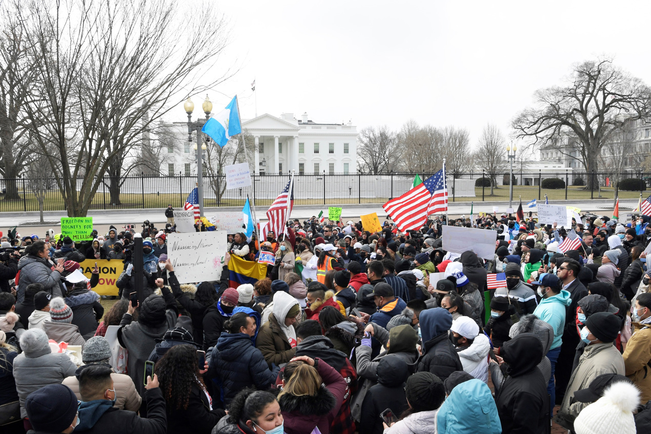 Inmigrantes de más de 15 estados llegaron frente a la Casa Blanca y contaron sus historias a la multitud que estuvo presente por más de tres horas, y fueron retirados por las fuerzas de seguridad.