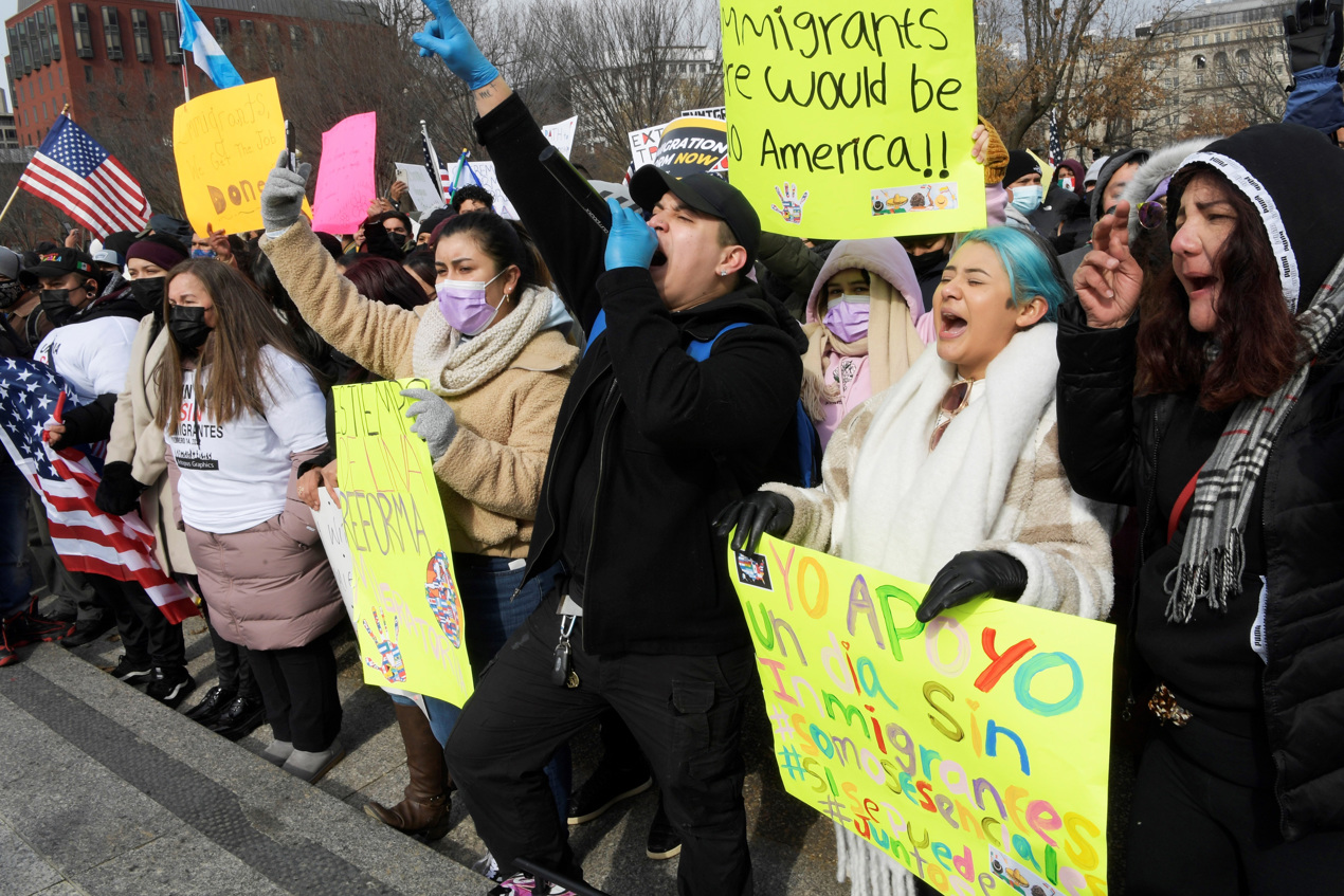  Cientos de inmigrantes sostienen pancartas y gritan consignas este lunes durante la convocatoria de "Un Día Sin Inmigrantes" frente a la Casa Blanca en Washington.