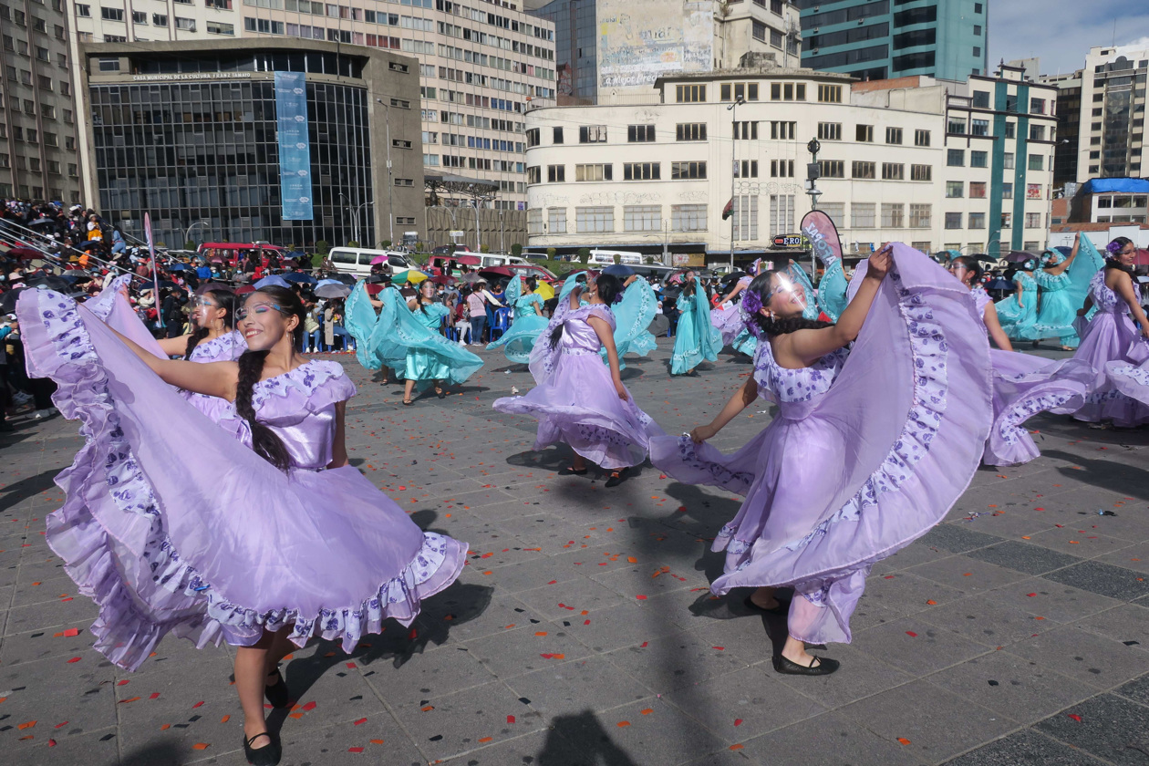  La Alcaldía de La Paz organizó una exhibición de danzas denominada "Danza en Movimiento-Carnaval sin Alcohol" que se desarrolló en la plaza de San Francisco, en el centro de la ciudad, con la participación de unos 400 danzarines.