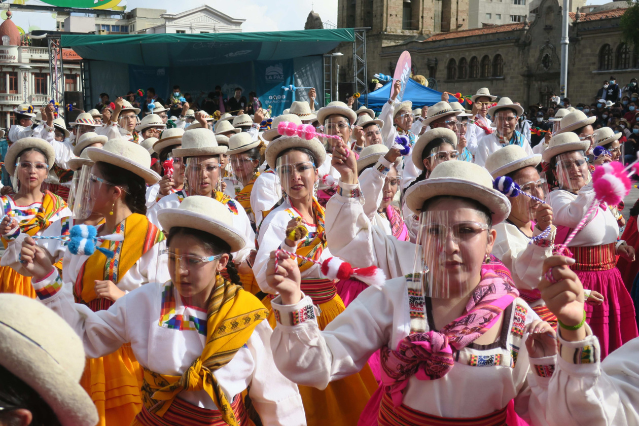  Bolivia comenzó a vivir desde este sábado la efervescencia del carnaval después de dos años debido a la pandemia y con distintos actos en los que predominaron los cuidados de bioseguridad tras la desescalada de la cuarta ola de contagios. 