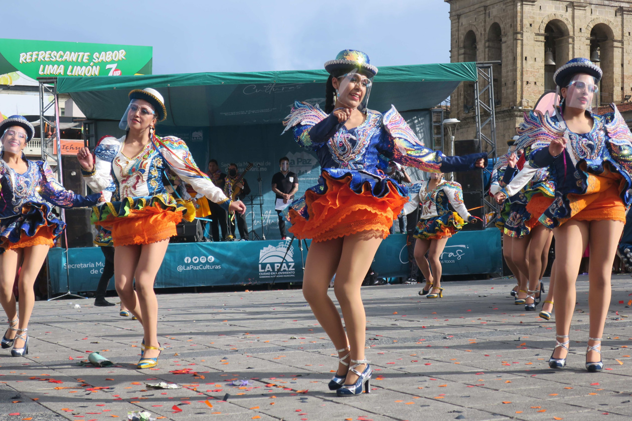 Alrededor 2.000 personas en Bolivia asistieron y apreciaron ritmos de las diferentes regiones del país como la morenada y caporales además de cacharpaya y moseñada junto a otros bailes de la región oriental y la región chaqueña del sur.