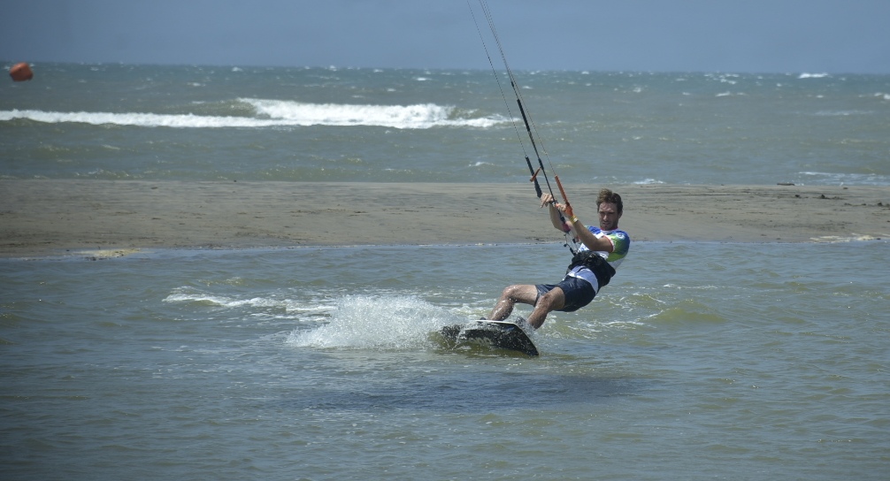 Kitesurfista en acción en el Mundial de esta disciplina en Salinas del Rey,