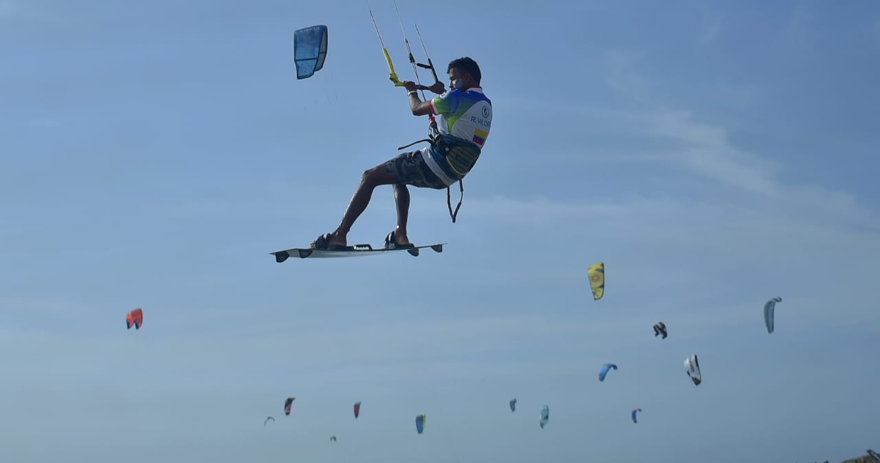 Un kitesurfista en acción en Atlántico.