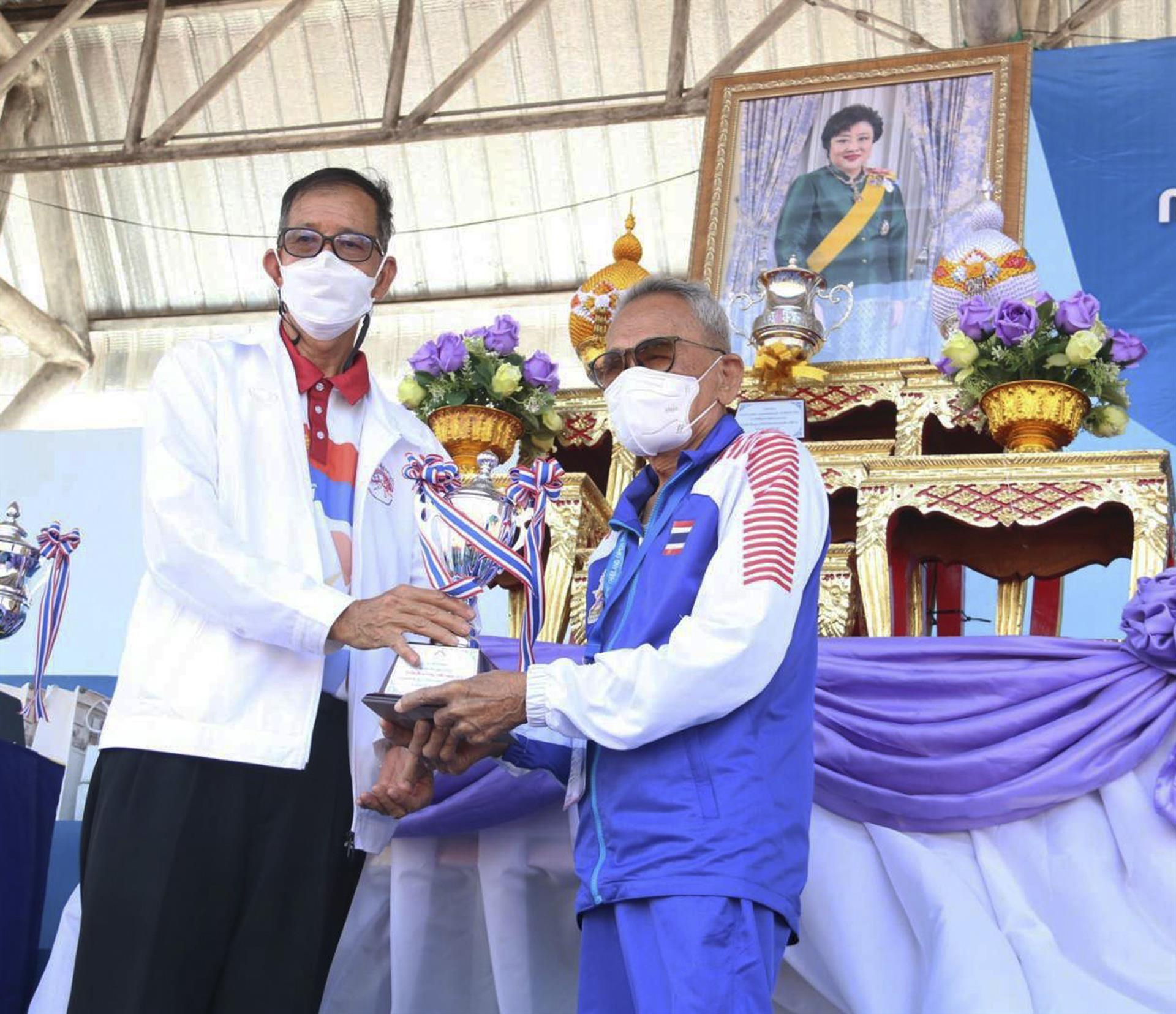 awang Janpram recibe el trofeo de campeón. 