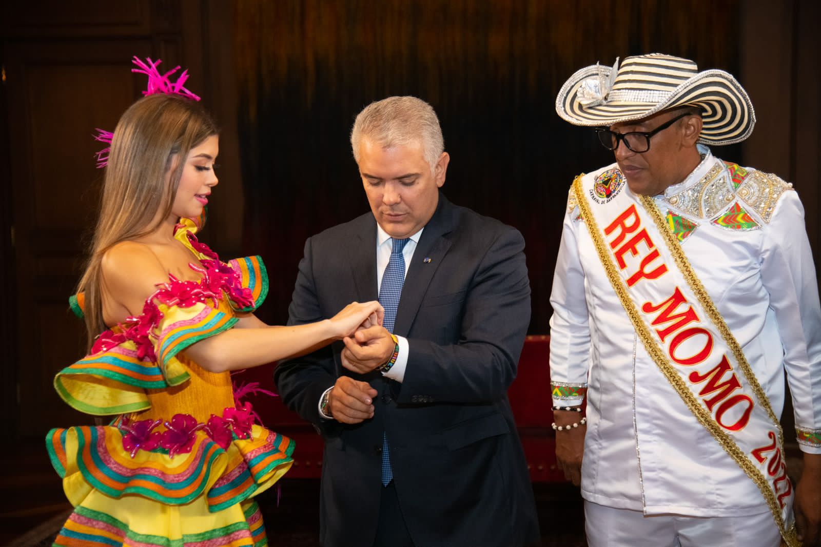 La Reina del Carnaval de Barranquilla 2022, Valeria Charris Salcedo; el Presidente de la República, Iván Duque y el Rey Momo 2022, Kevin Torres.