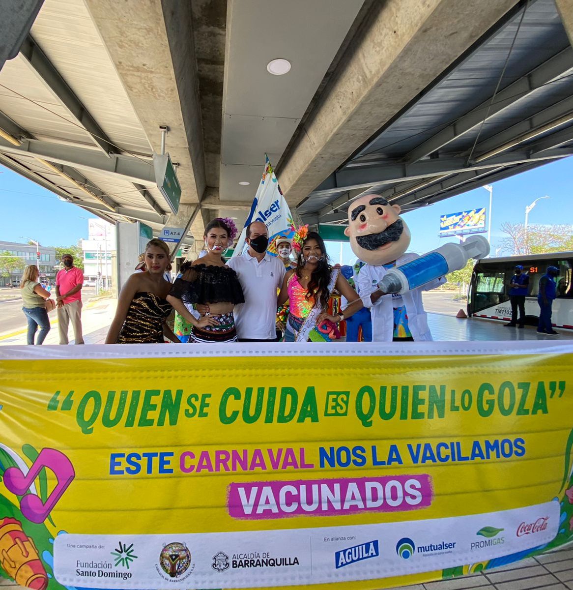 Entrega de tapabocas carnavaleros a usuarios de Transmetro