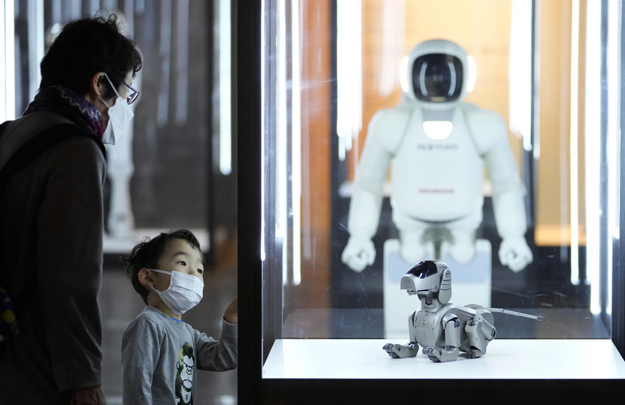 Un total de 130 robots de 90 tipos se exhiben en el Miraikan hasta el 31 de agosto.