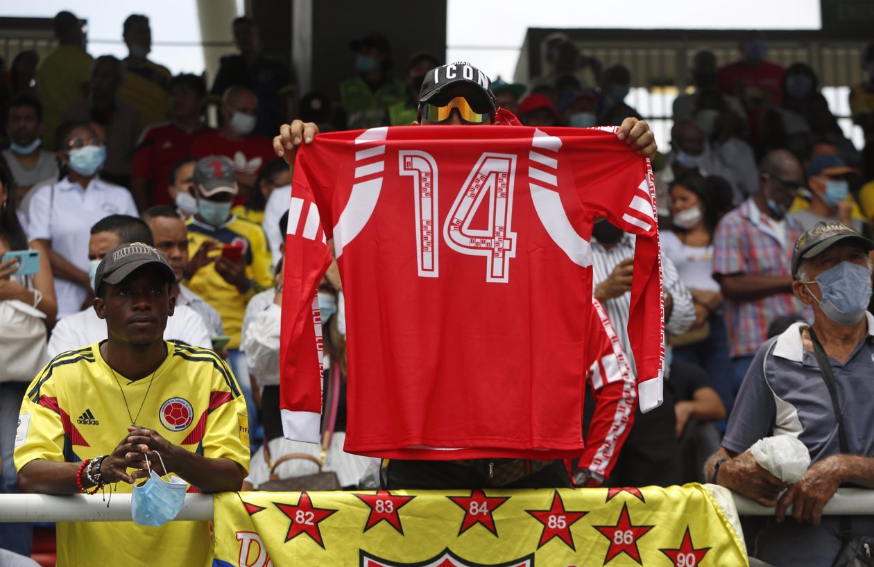 Un aficionado sostiene una camiseta con el número del exfutbolista colombiano Freddy Rincón.