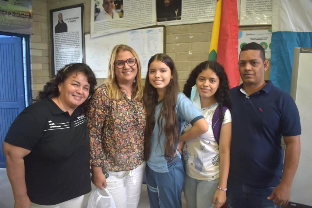 Con la Secretaria de Educación Bibiana Rincón y personal de la IED.