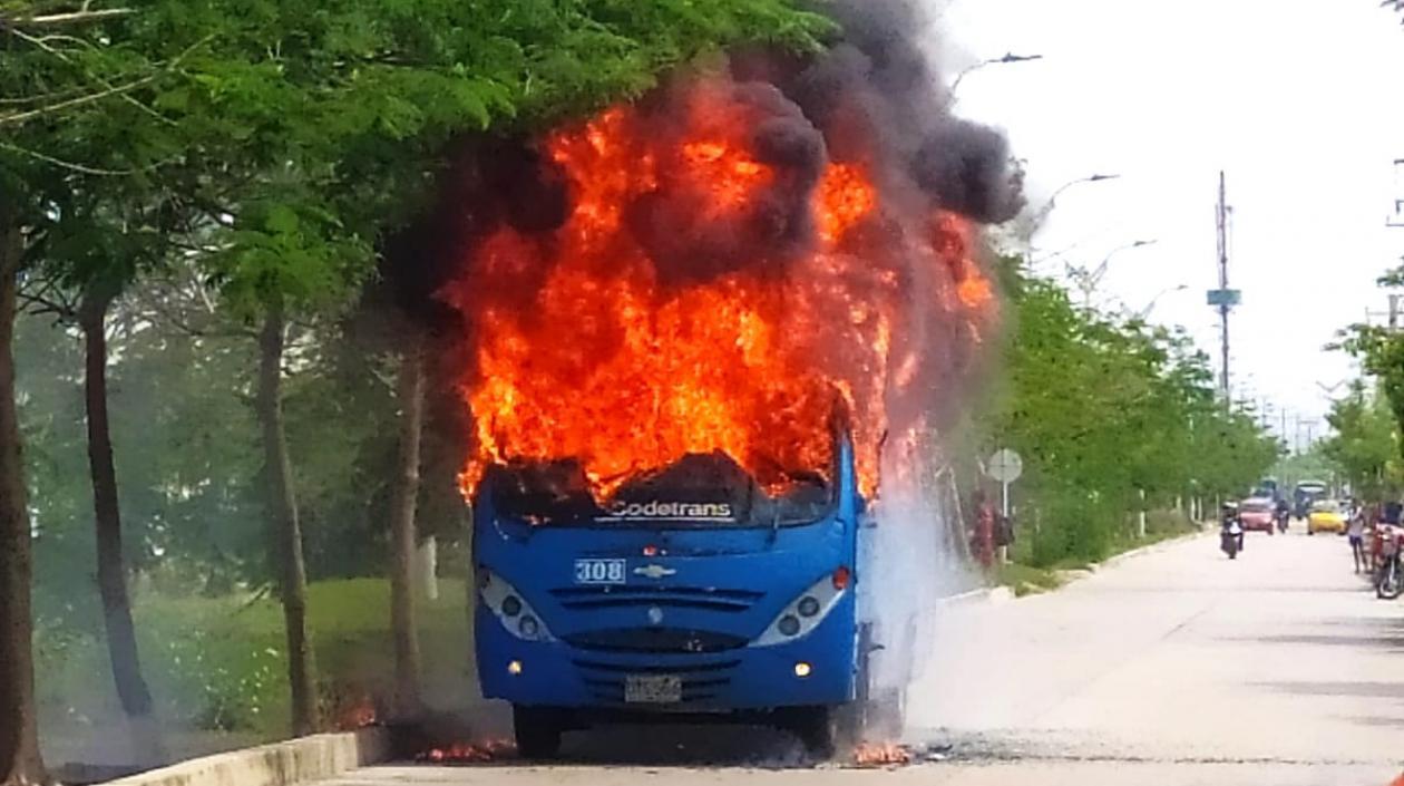 Bus incendiado en Caribe Verde, en Barranquilla. 