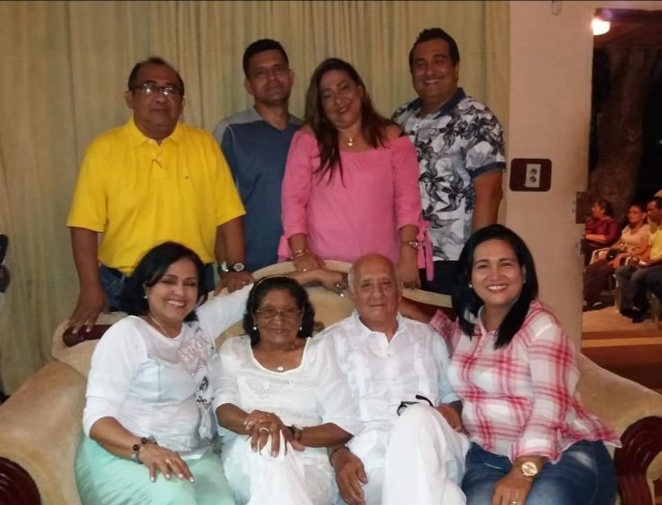 Familia Montaño Acosta:Jorge, Ciro Orozco, yerno, Lisbeth y Geovanny; Mabel Flórez, y Martha Ahumada, con los esposos Montaño Acosta.