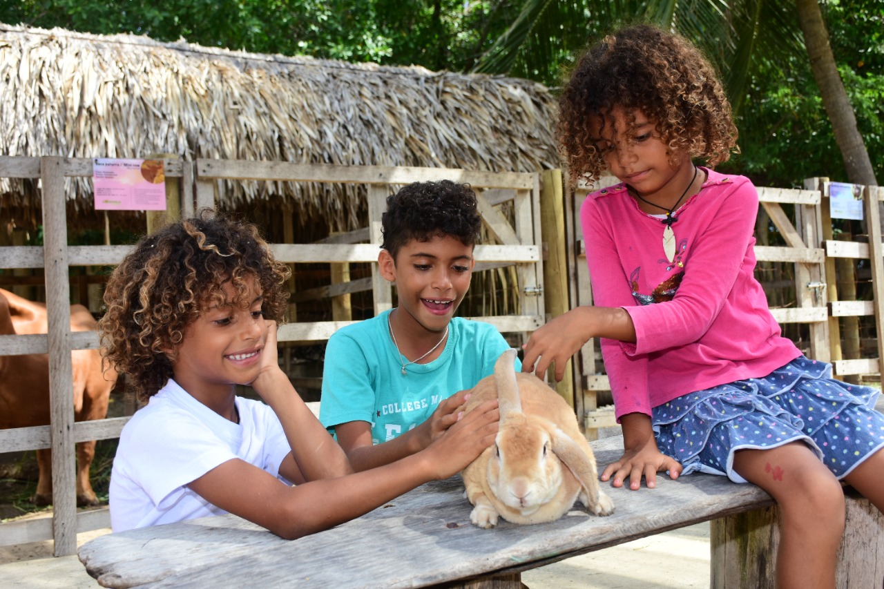 Niños compartiendo en sitio ecoturístico del Atlántico. 