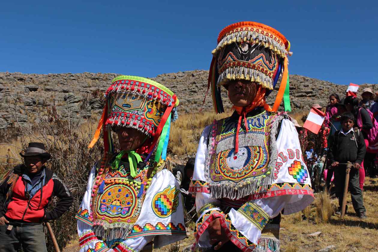 Danzantes de tijeras acompañan un ritual ancestral de pago a la tierra