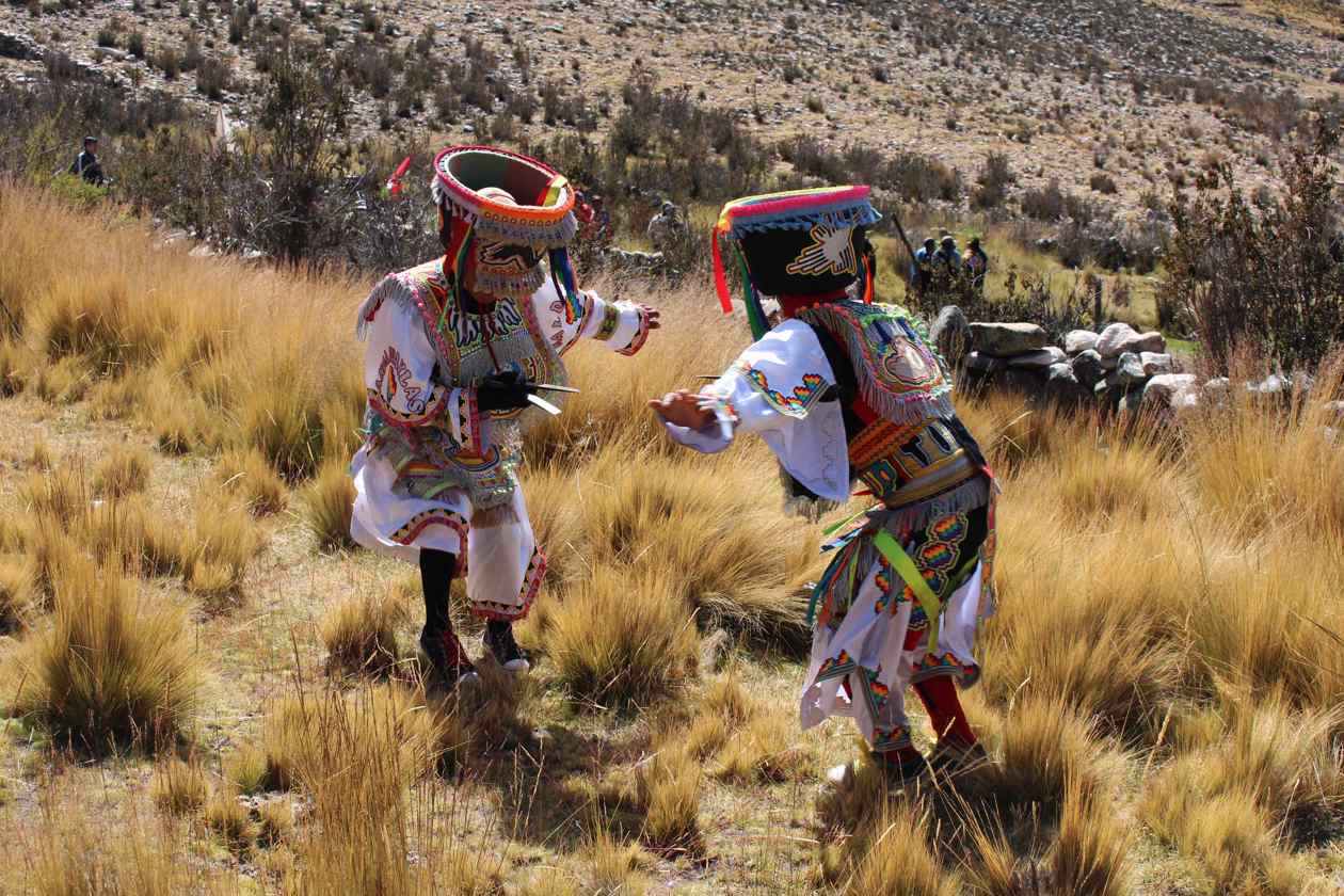 Danzantes de tijeras acompañan un ritual ancestral de pago a la tierra