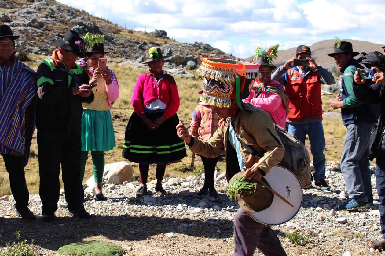 Danzante de tijeras en ritual ancestral de pago a la tierra