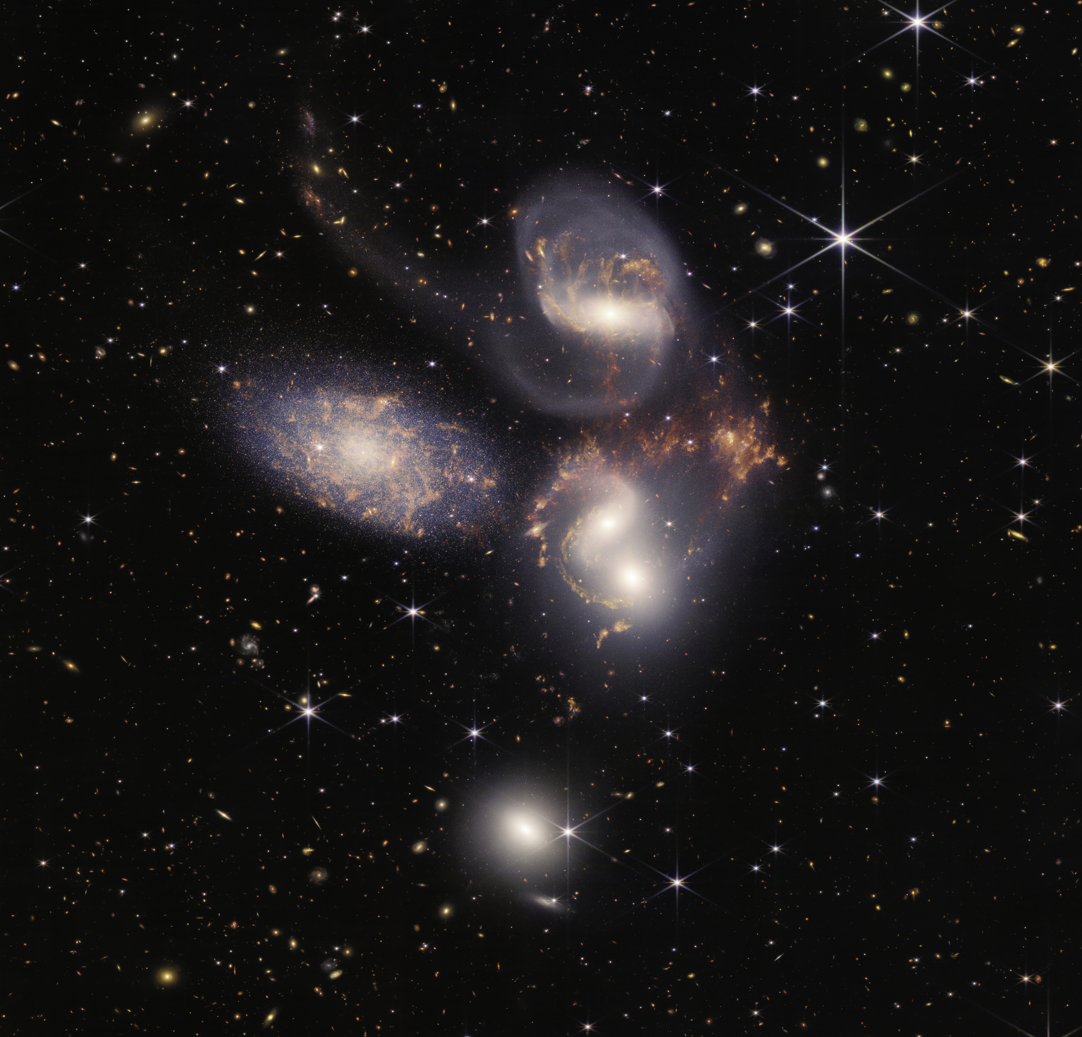 Imagen captada por el telescopio espacial James Webb del Quinteto de Stephan, un conjunto de cinco galaxias, de las que cuatro interactúan, ubicado a 290 millones de años luz.