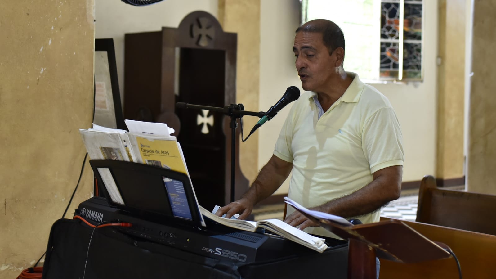 Julio César Lozano es el pianista y cantante de la parroquia a la que ingresó desde los 13 años.