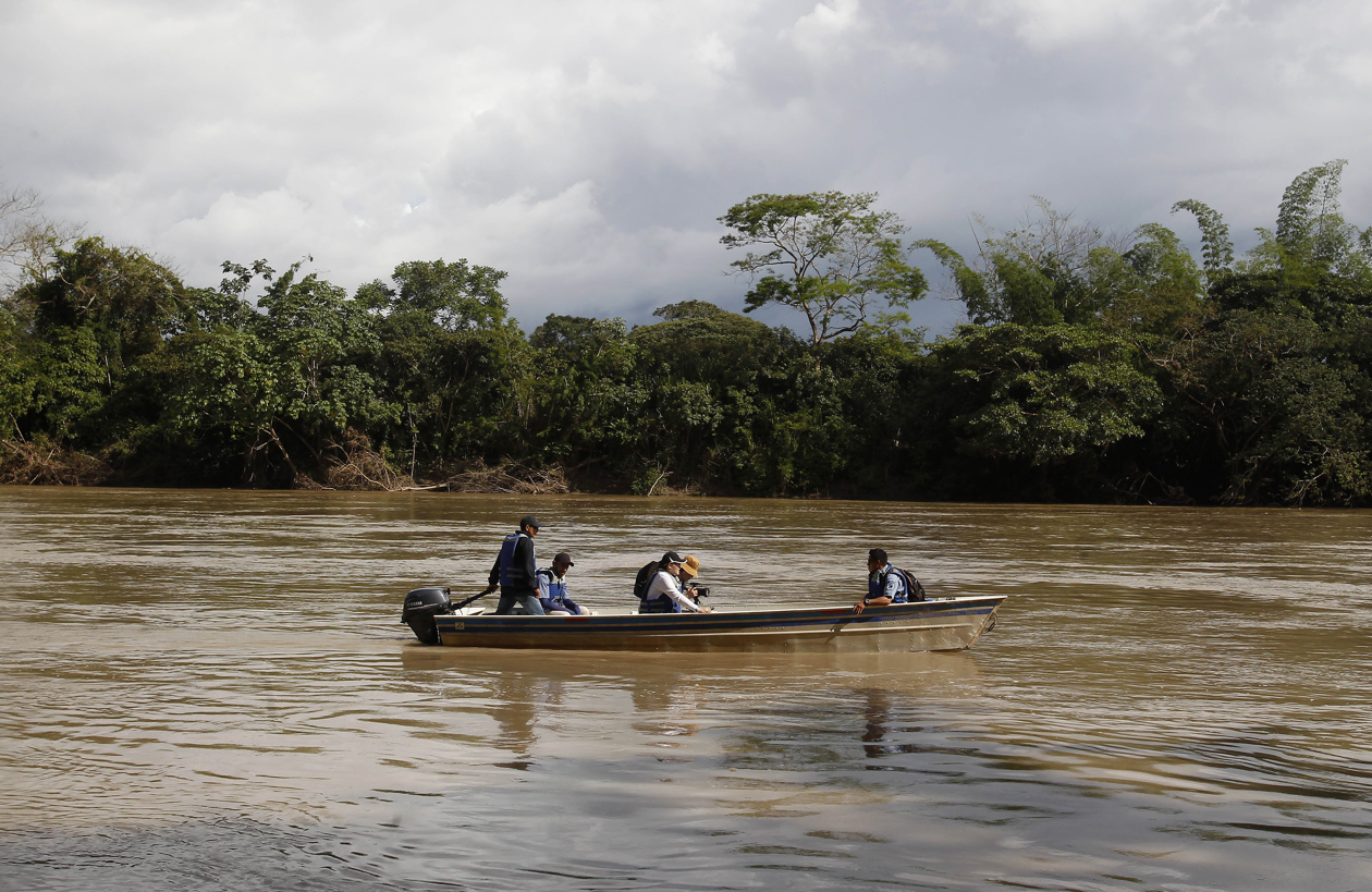 La expedición comienza con ul viaje en lancha por el río Guayabero.