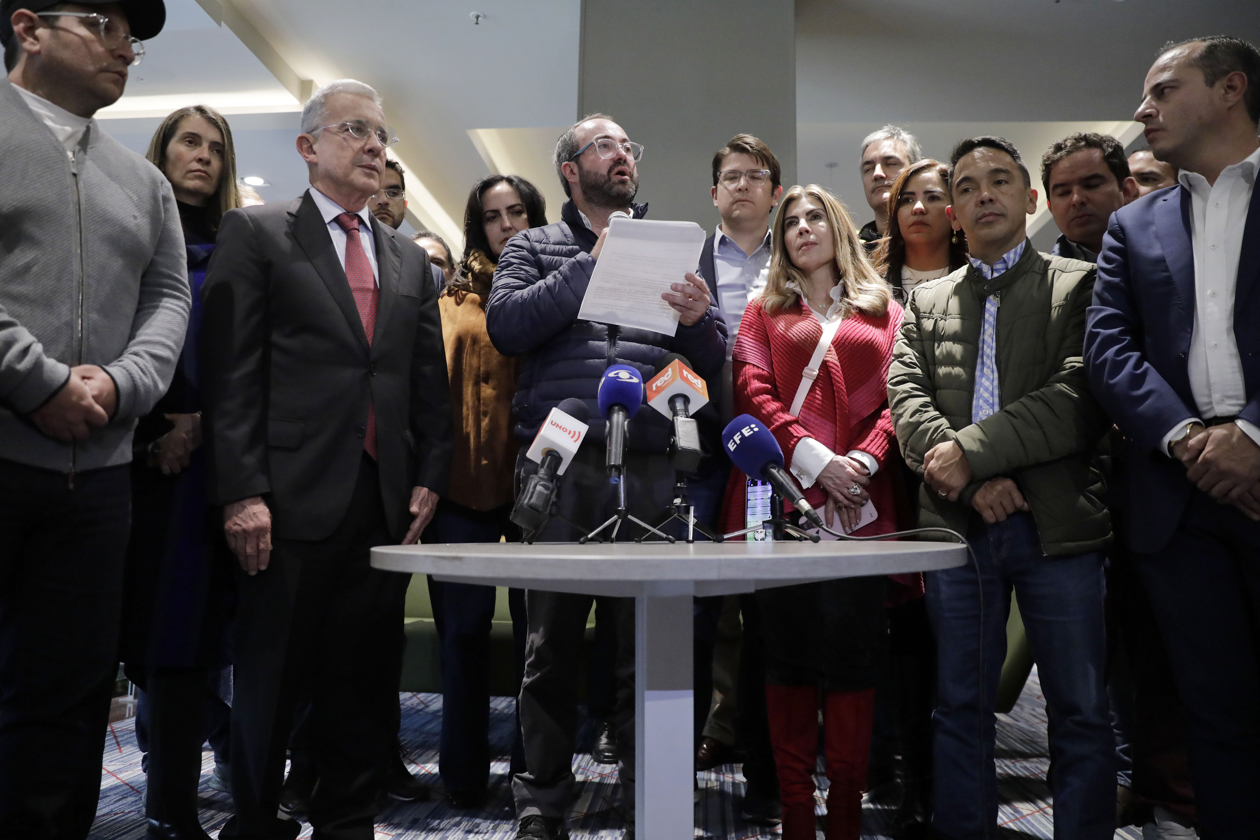 El expresidente de Colombia Álvaro Uribe Vélez en una rueda de prensa con integrantes del partido Centro Democrático