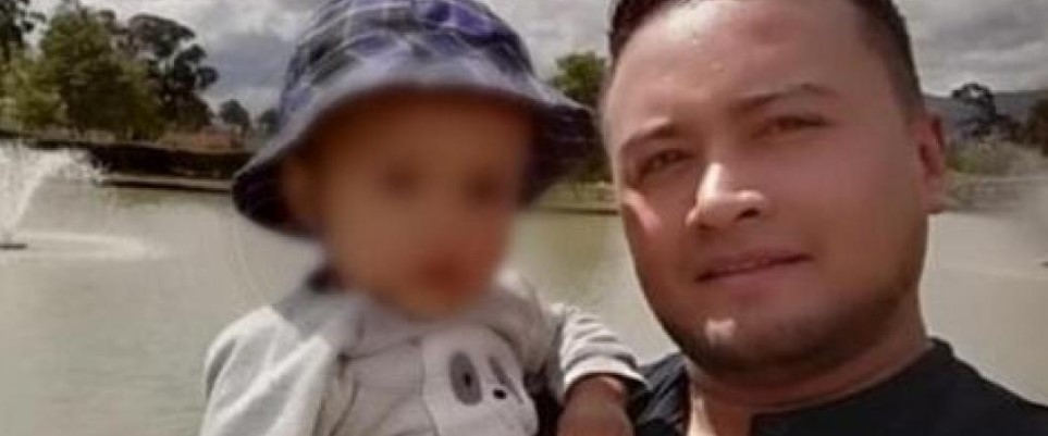 Edwin Guerrero mostró esta foto de archivo junto a su bebé de 15 meses.