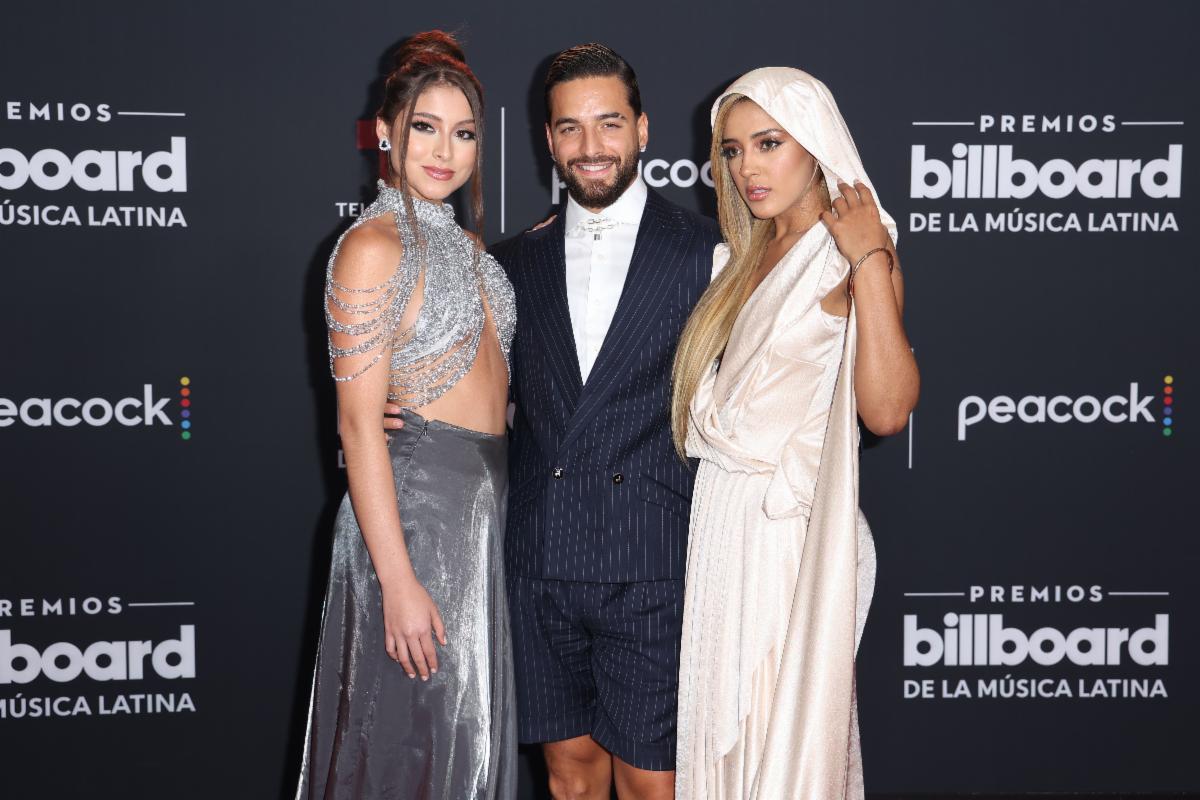 Maluma junto a Abril y Paulina B en los Premios Billboard.