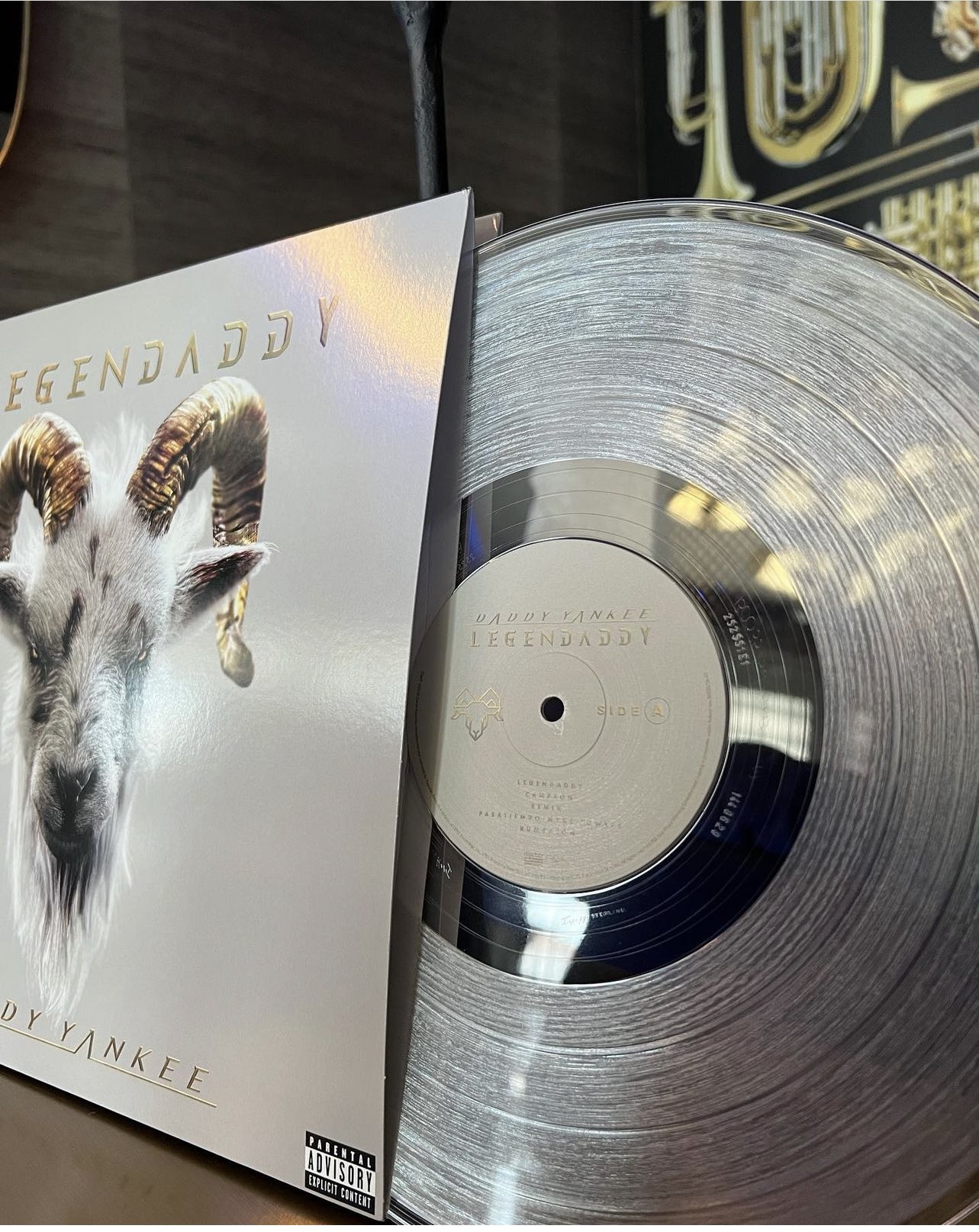 Disco de vinilo del álbum 'Legendaddy' del cantante Daddy Yankee.