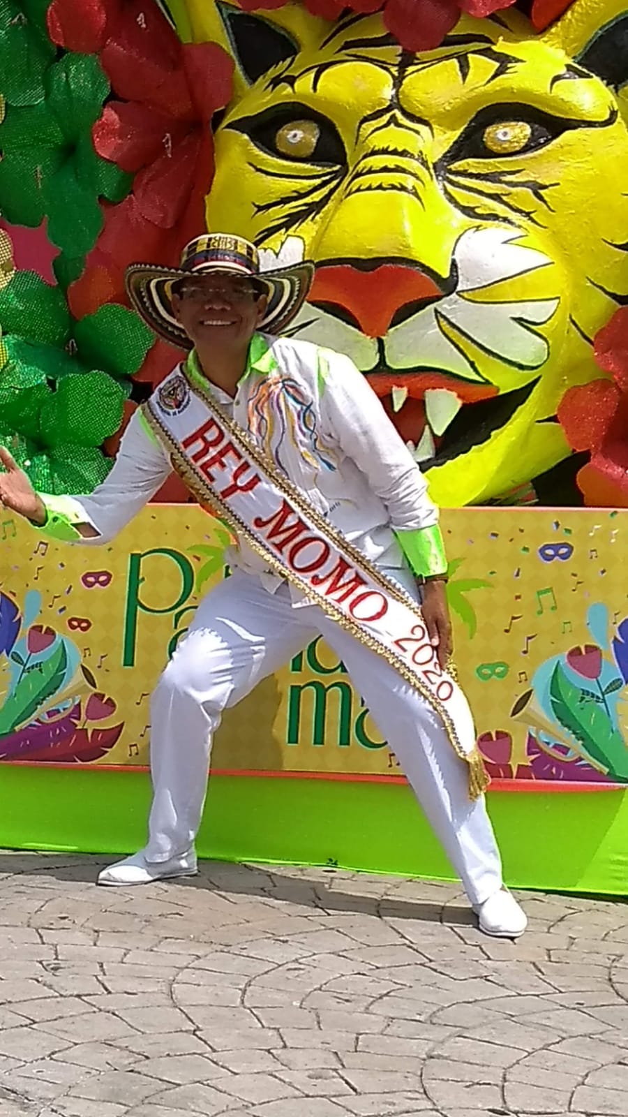 Alcides José Romero Cogollo, Rey Momo 2020, posando en una fachada carnavalera.