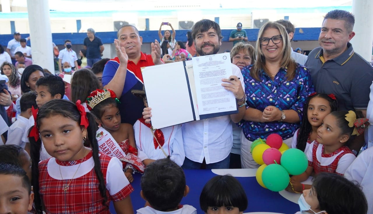 El Alcalde Jaime Pumarejo en el acto de firma con el Consejo Británico.