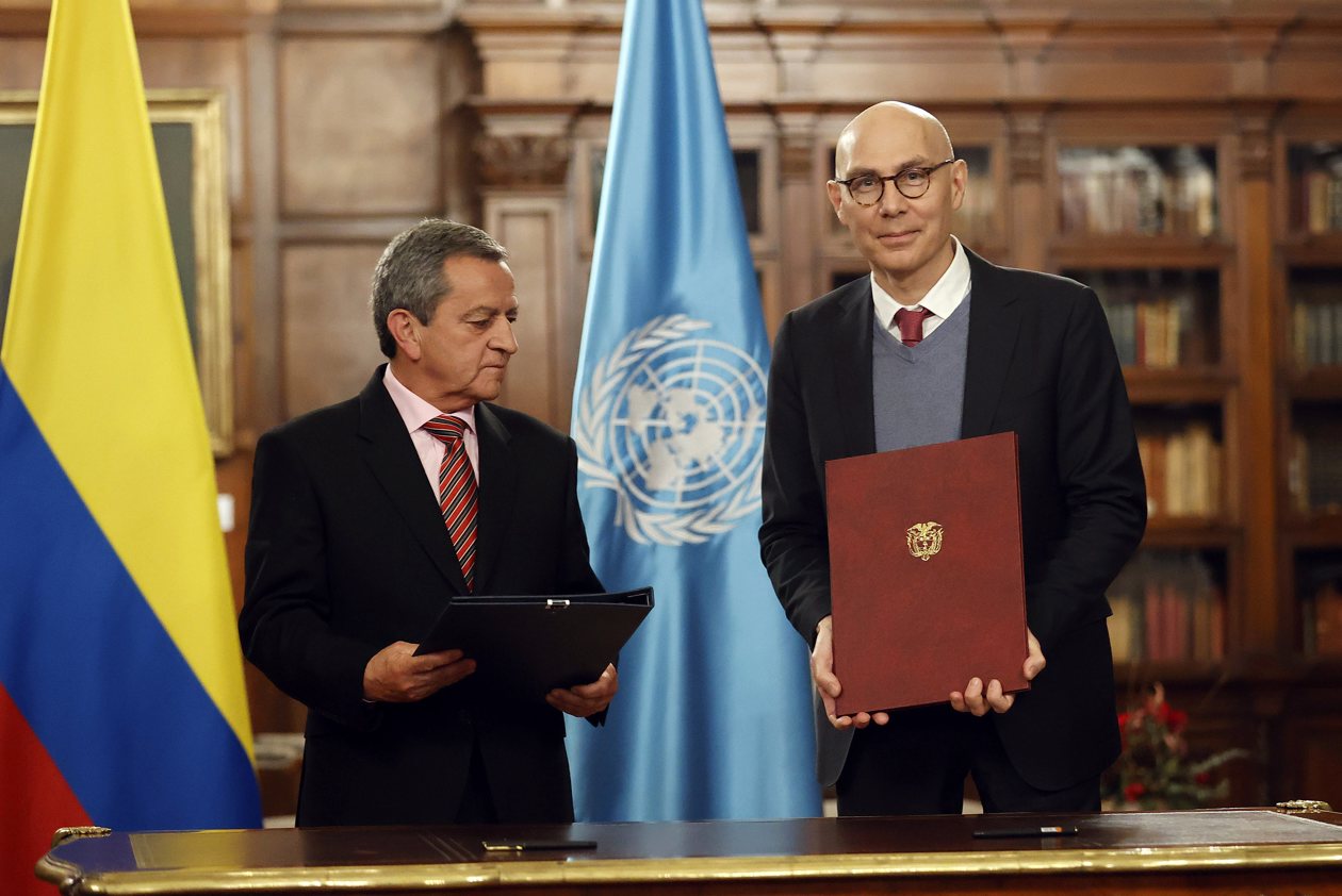 El Alto Comisionado de la ONU para los Derechos Humanos, Volker Türk, posa junto al canciller encargado de Colombia, José Antonio Salazar (i), tras la suscripción de un acuerdo.