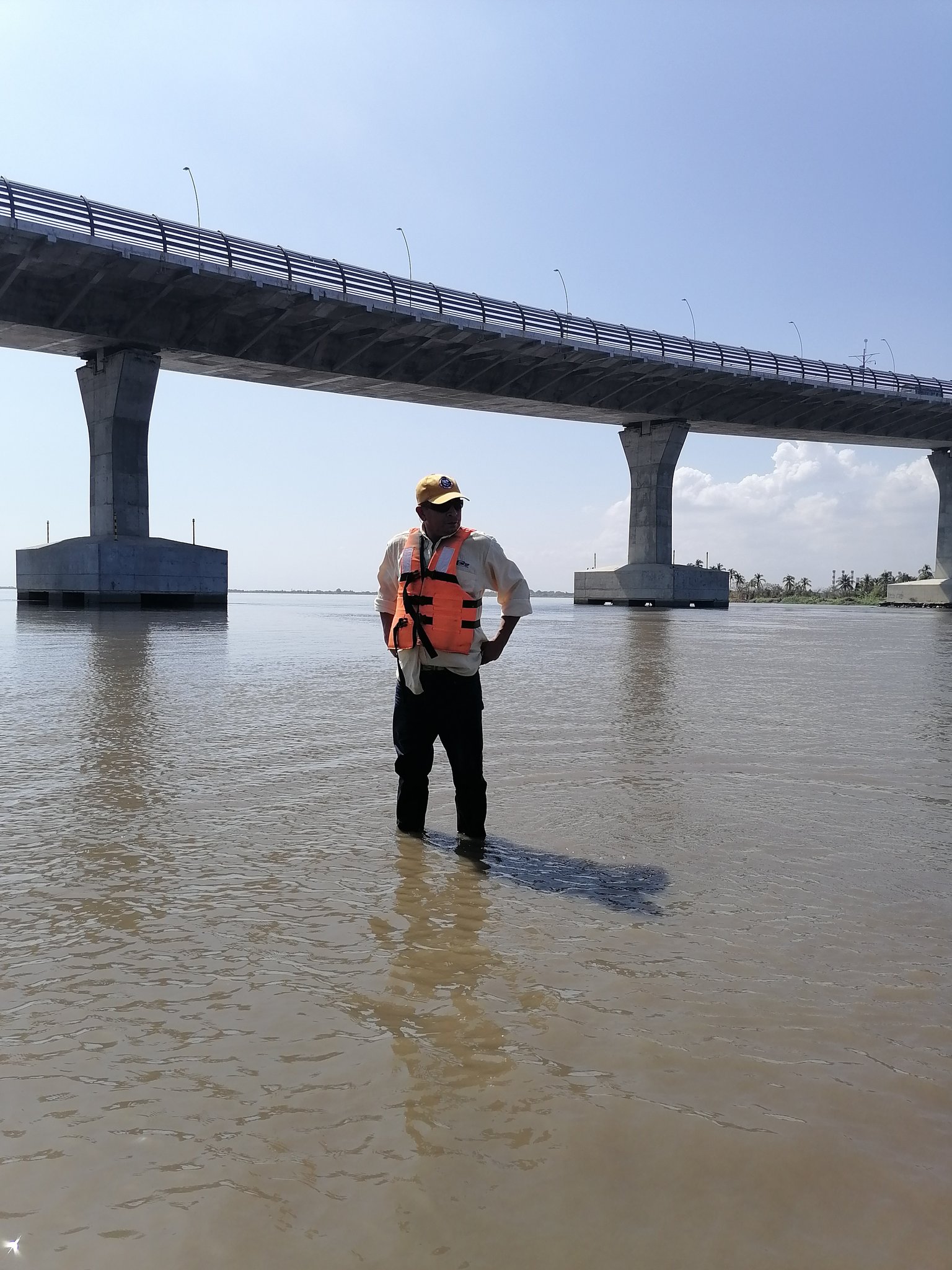 José Ariza, motorista, camina sobre las aguas del río Magdalena.
