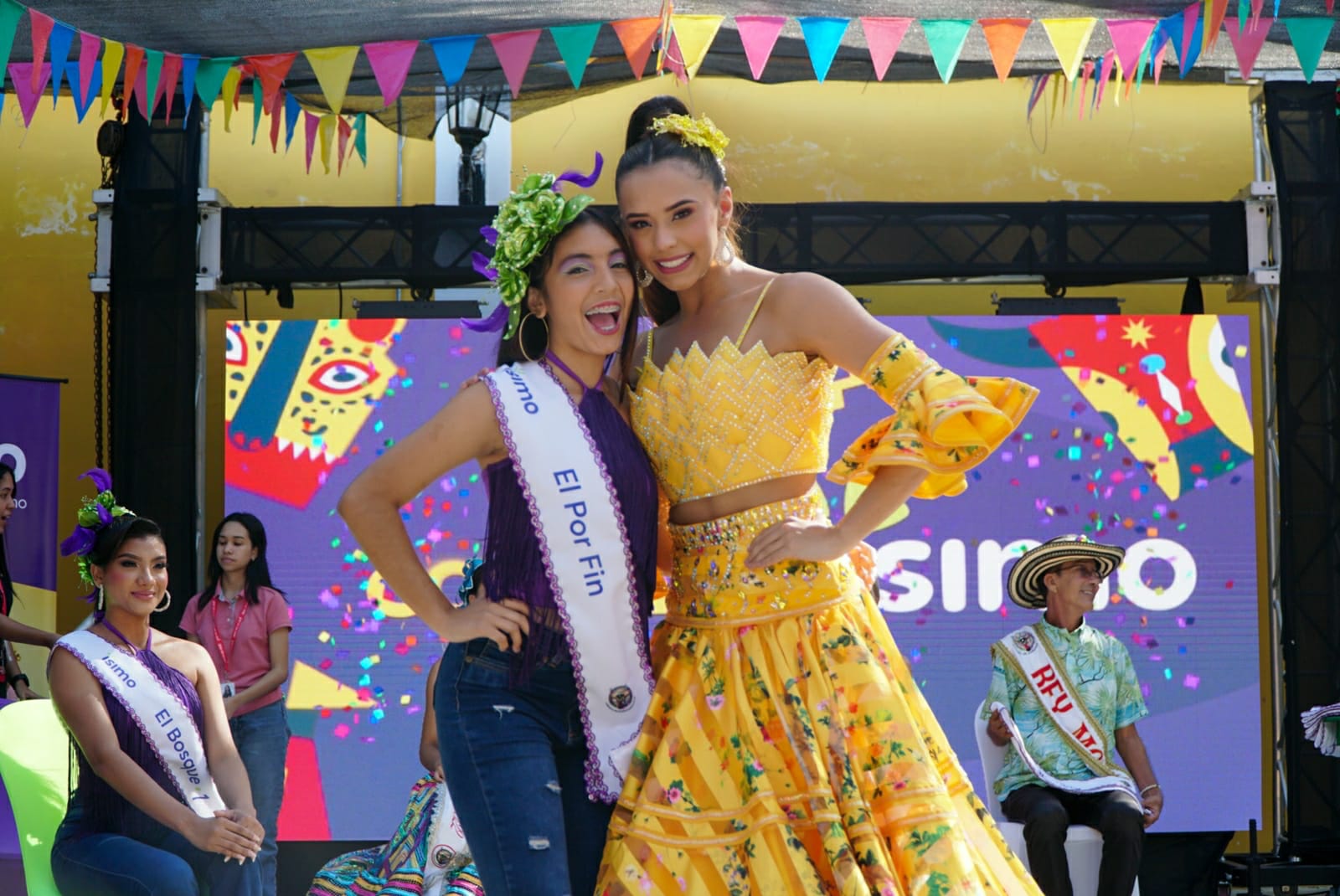 La Reina Natalia De Castro junto a la candidata del barrio El Por Fin.