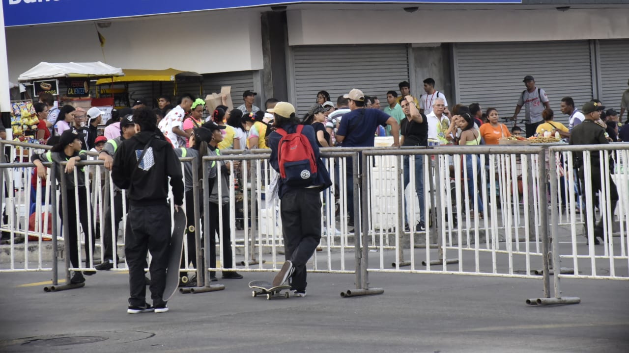 Carnavaleros en la Plaza de la Paz para apreciar la Lectura del Bando