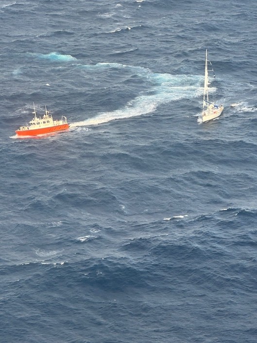 Una embarcación de la Dimar aproximándose al velero en emergencia.