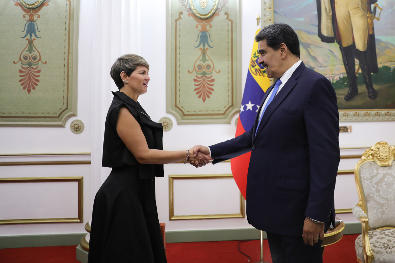 La primera dama de Colombia, Verónica Alcocer Garcia, mientras saluda al presidente venezolano Nicolás Maduro.