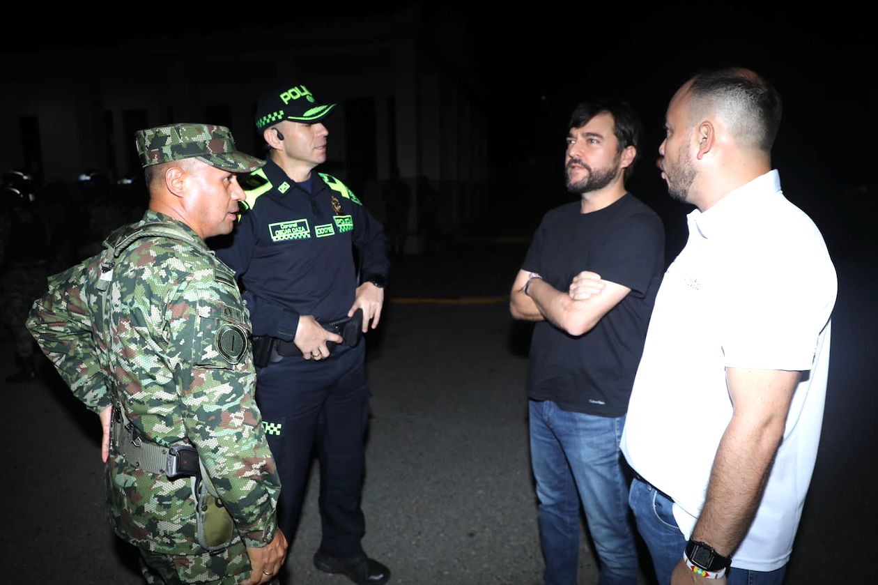 El Alcalde Jaime Pumarejo durante su visita anoche a la Policía Militar.