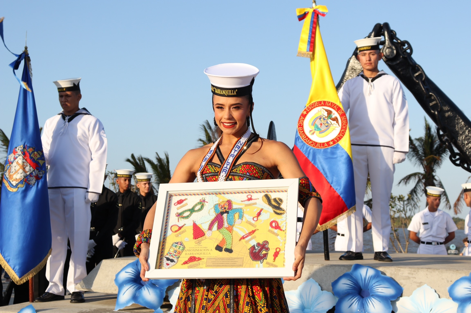 Natalia De Castro recibió la gorra, rabiza y cuadro marinero.