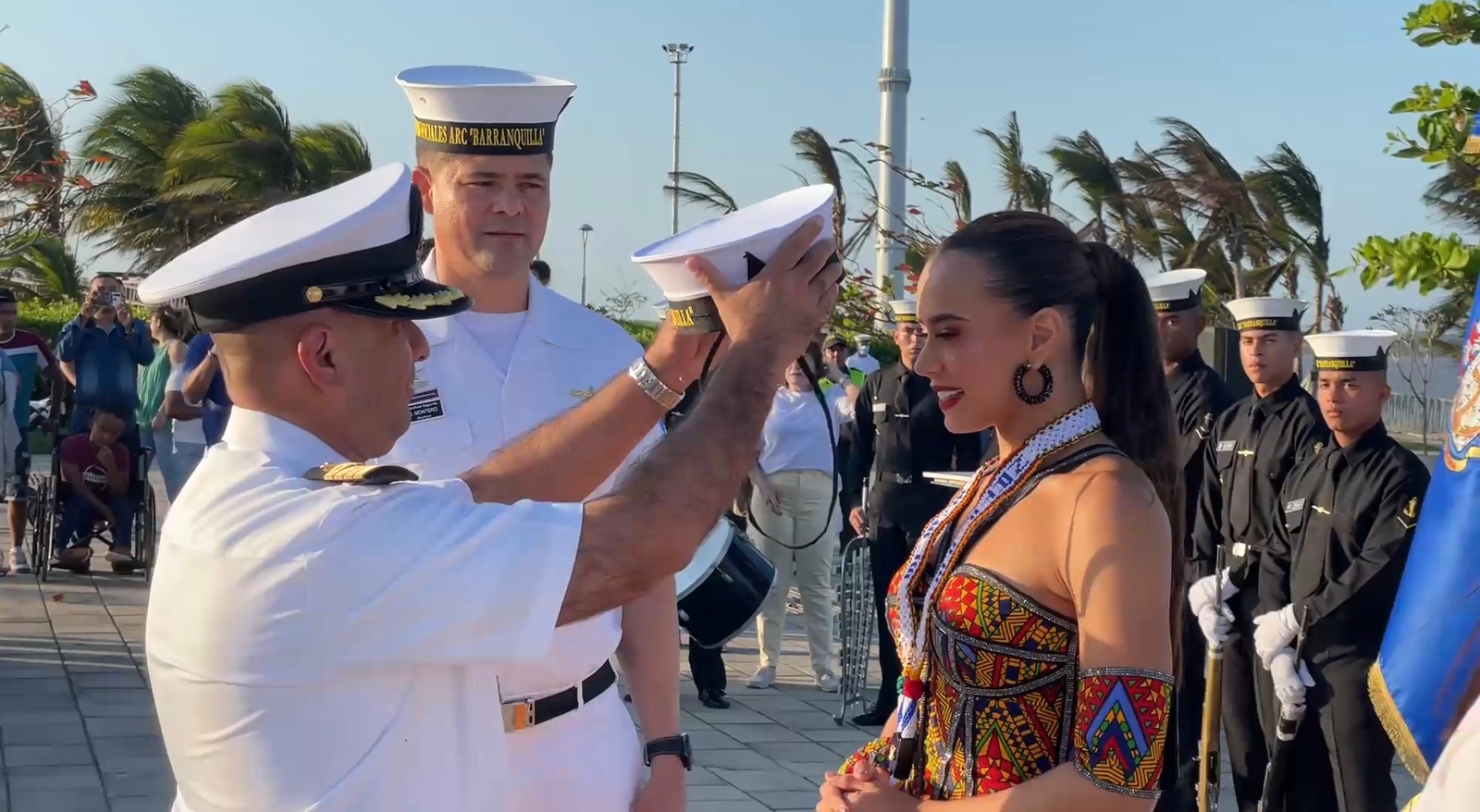 Natalia De Castro recibiendo la gorra representativa de los marinos de Colombia.