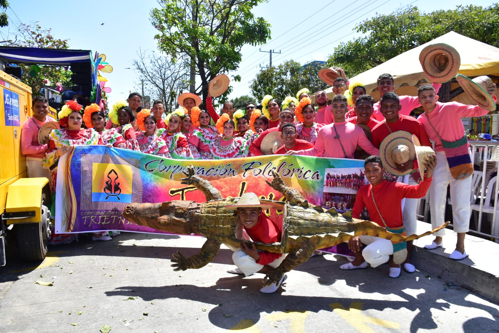 El grupo 'Trietnia con la danza del caimán cienaguero’.