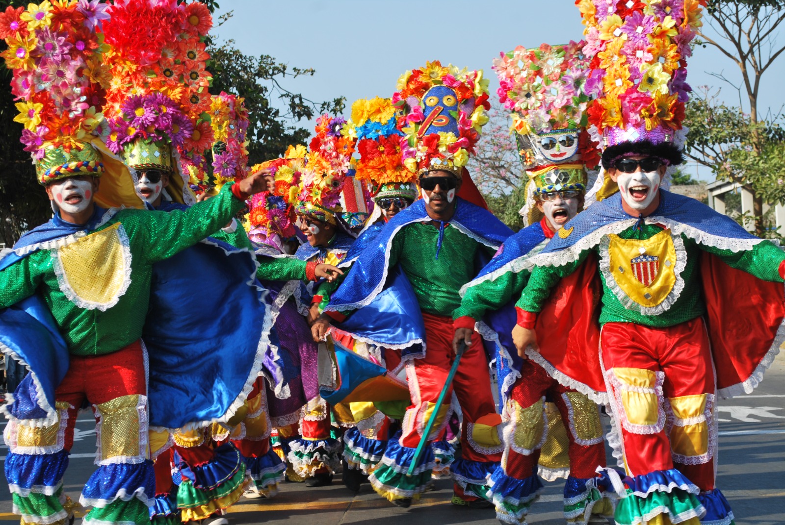 Grupo folclórico participando en el Carnaval de la 44.