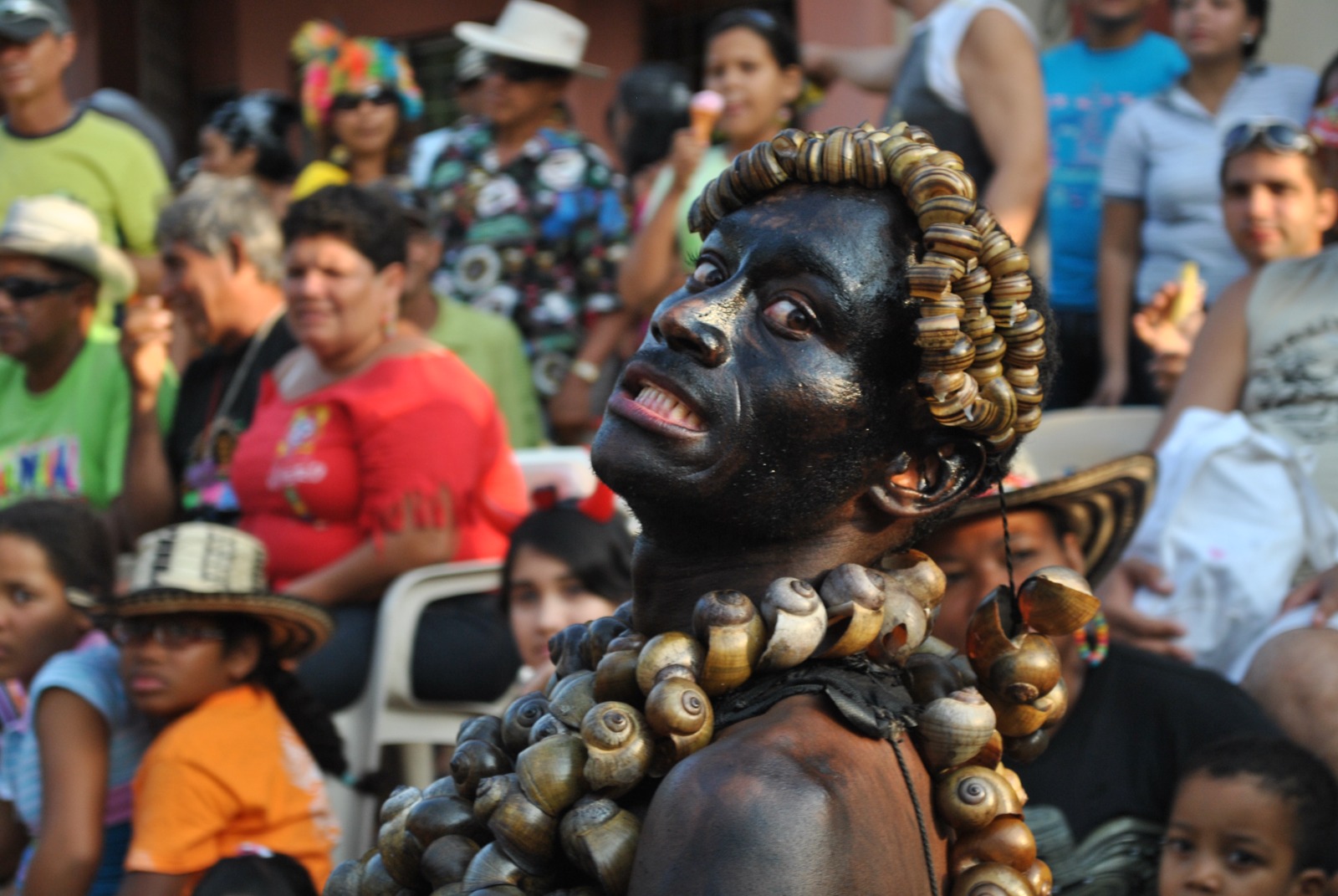 Un disfraz participando en el Carnaval de la 44.