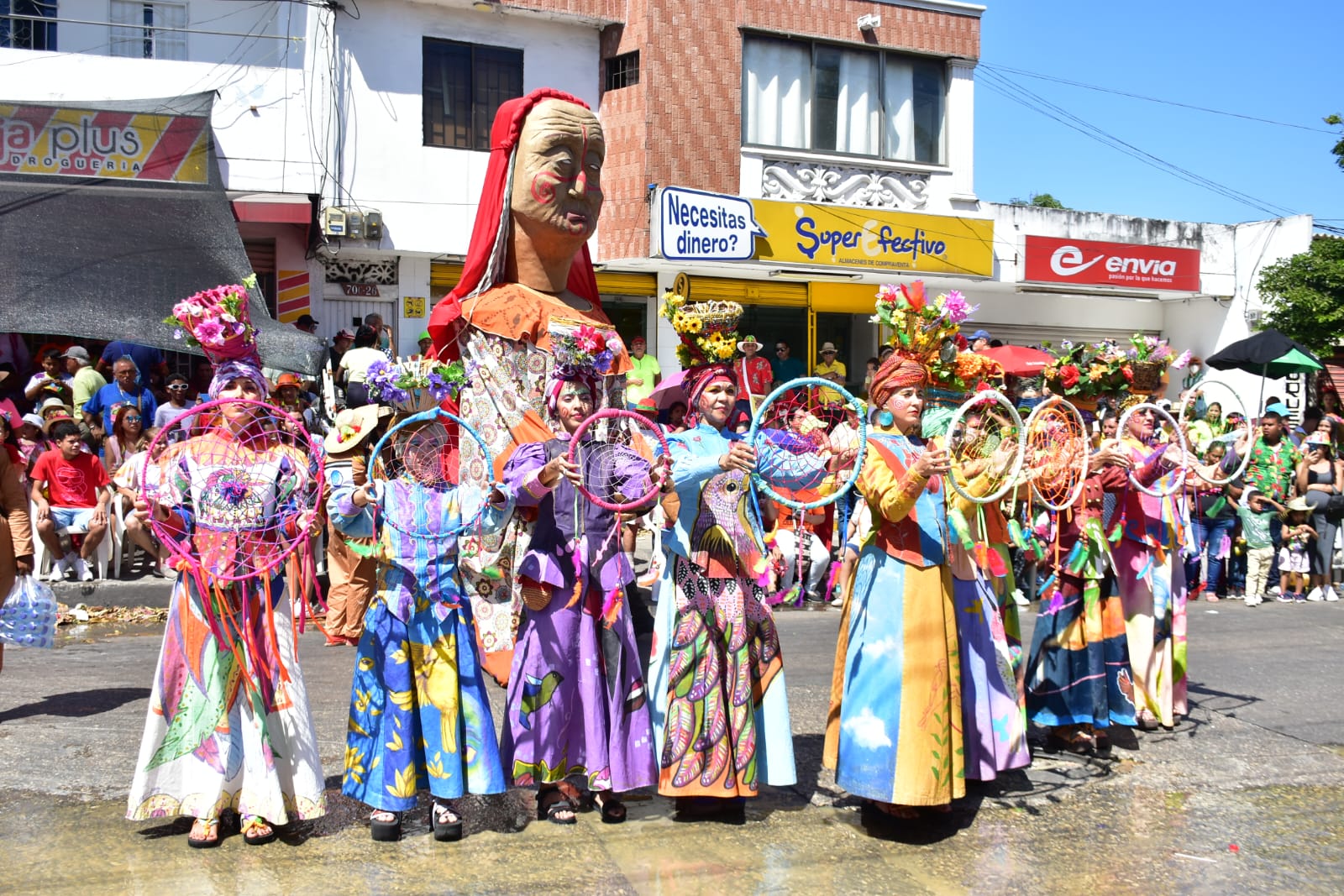 Diferentes grupos hacen presencia en el desfile.