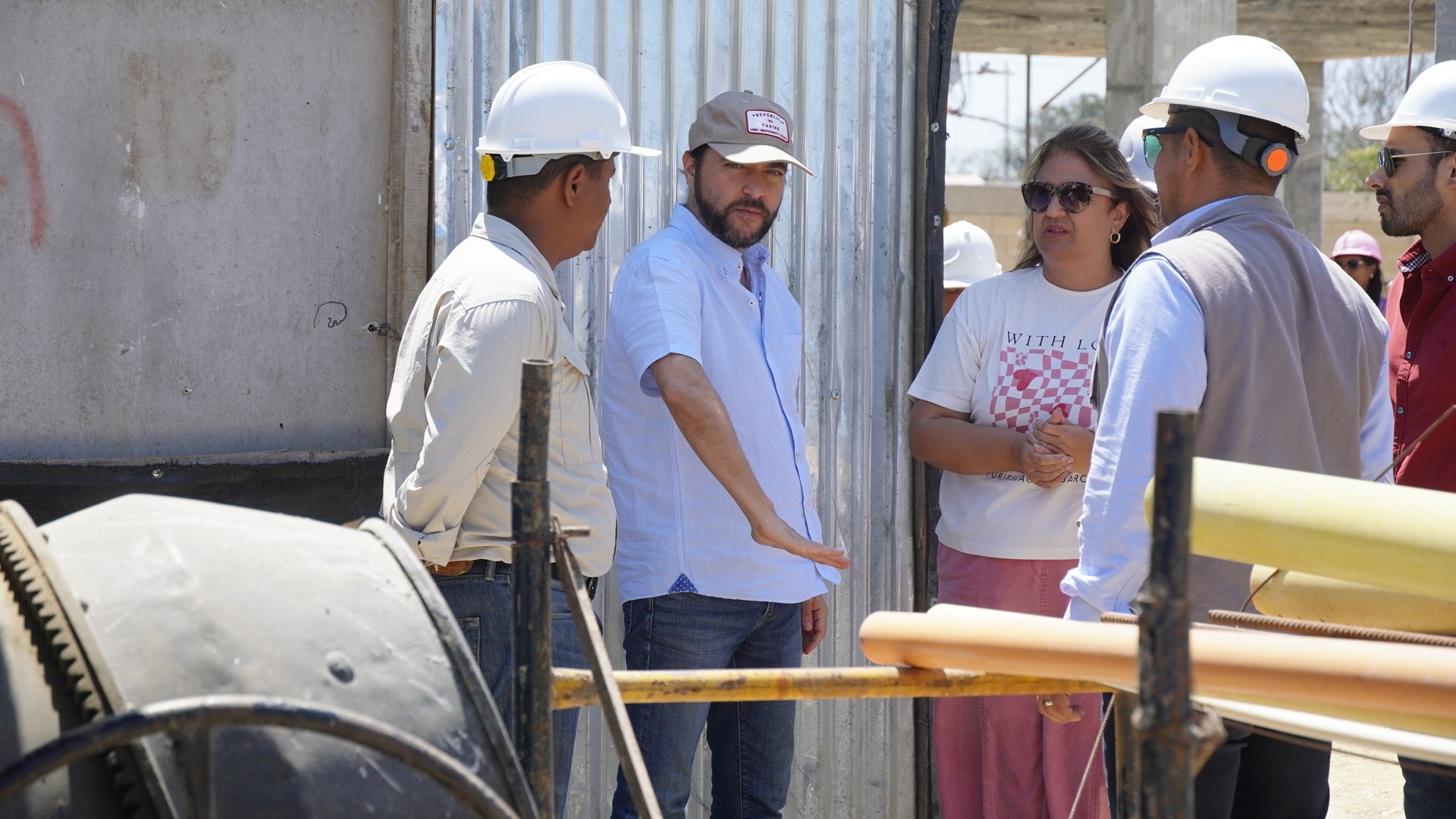 El Alcalde inspeccionando trabajos en la IED Isaac Newton