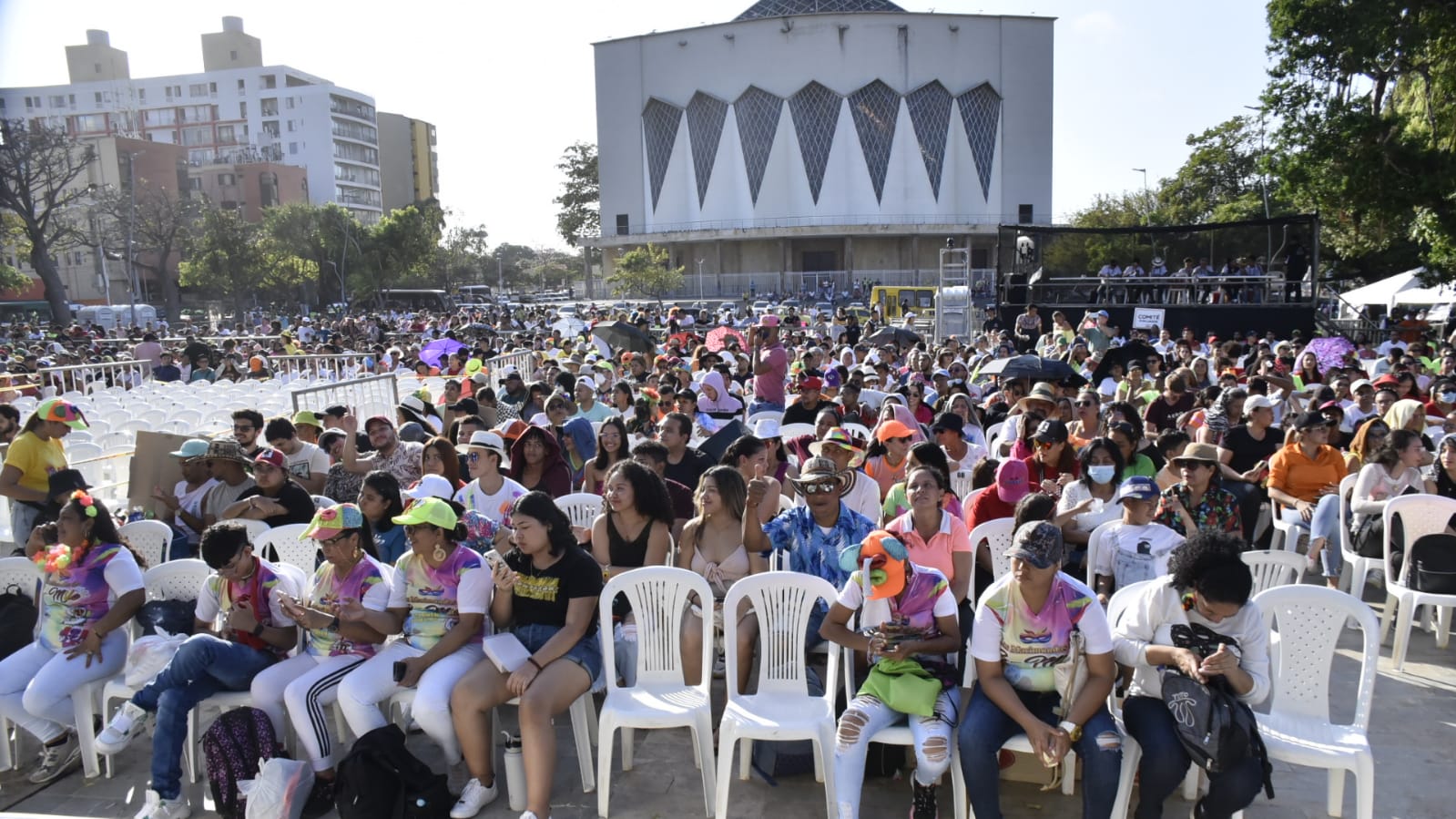 Personas durante la Fiesta de Comparsas 2023, en la Plaza de la Paz.