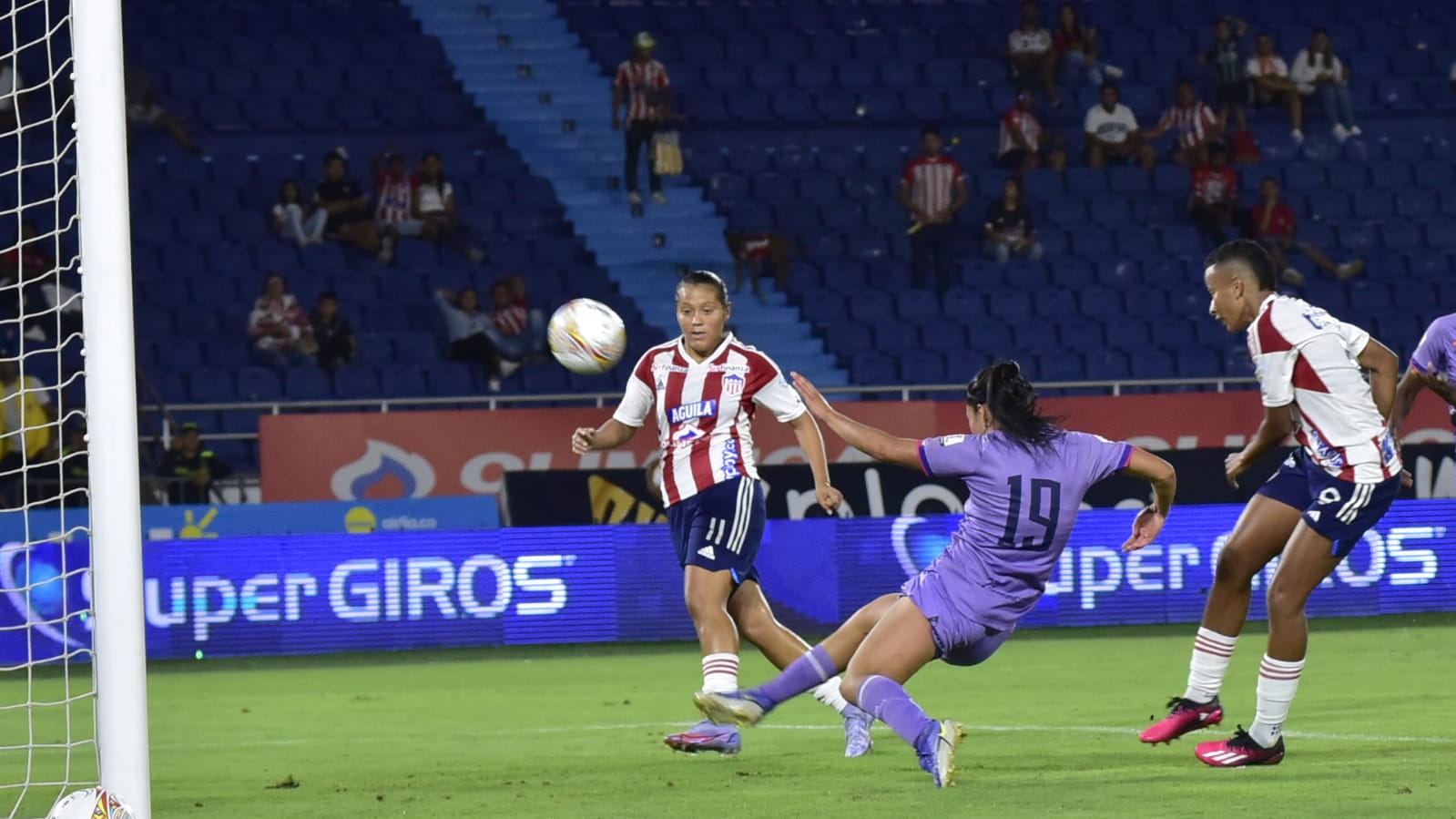 La increíble ocasión de gol malograda por Karina Valencia.