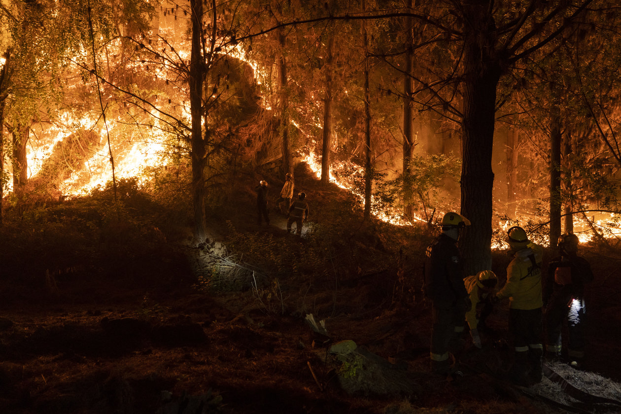 Bomberos realizan labores para extinguir un incendio forestal