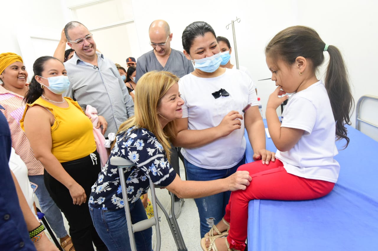 La Gobernadora Elsa Noguera en la entrega del nuevo puesto de salud.
