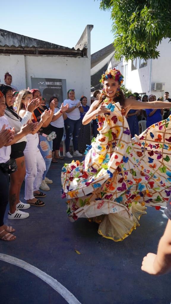 La Reina del Carnaval, Natalia De Castro, en el Centro de Rehabilitación El Buen Pastor.